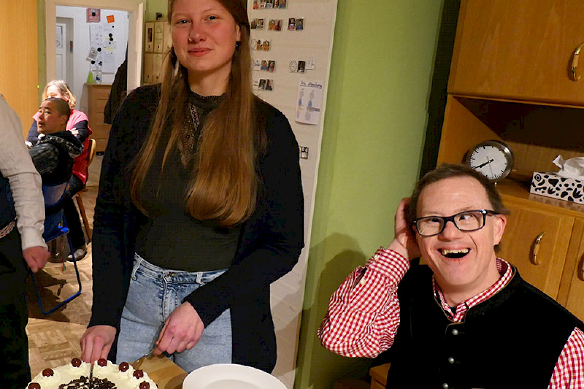 Bild zeigt zwei Menschen bei Kaffee und Kuchen.